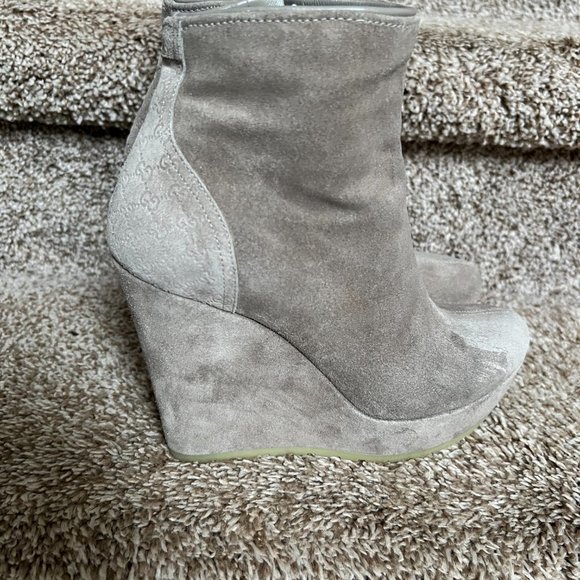 Gucci Women's Nude Suede 'GG' Logo Wedge Ankle Zip-Up Booties. - Picture 1 of 16